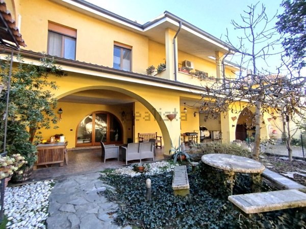 casa indipendente in vendita a Confienza