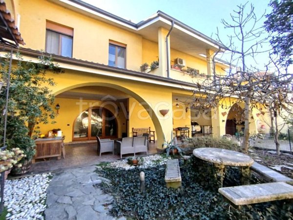 casa indipendente in vendita a Confienza