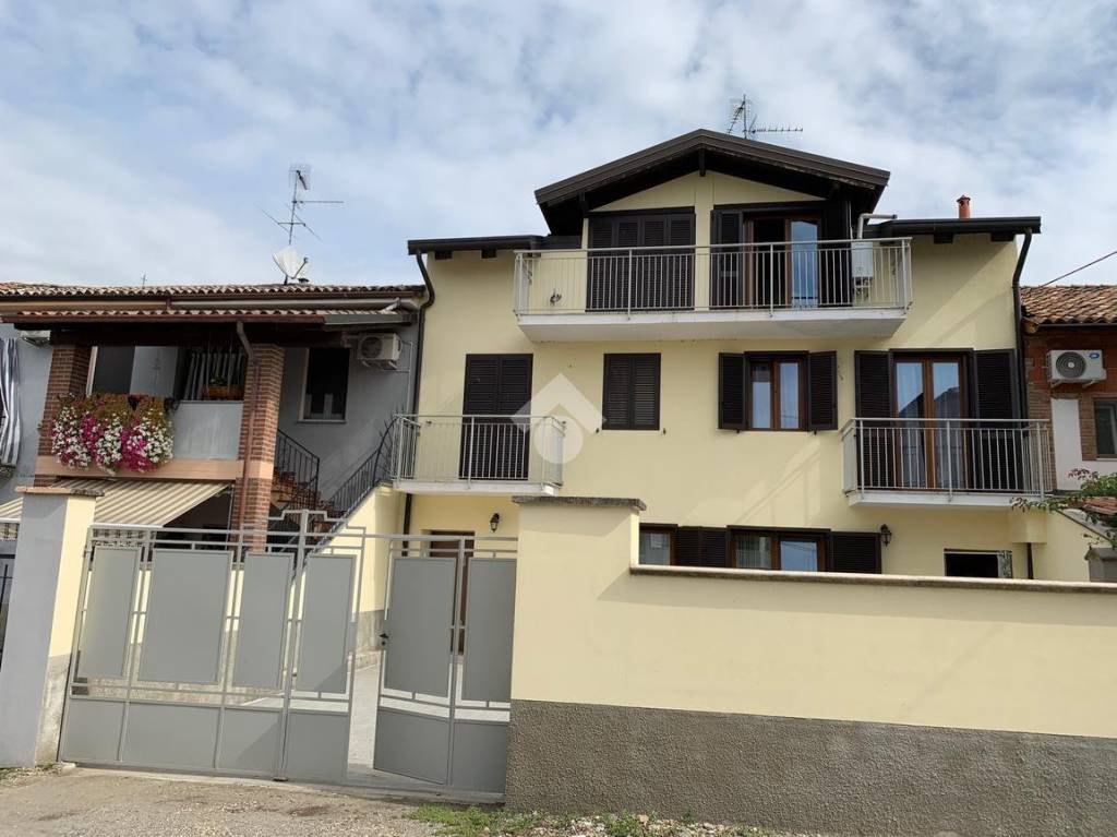 casa indipendente in vendita a Corana in zona Ghiaie