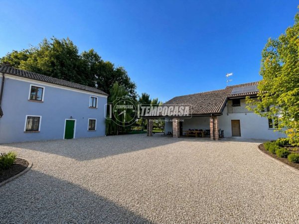 casa indipendente in vendita a Corana
