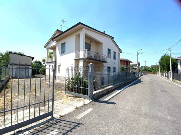 casa indipendente in vendita a Corvino San Quirico