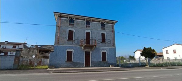 casa indipendente in vendita a Corvino San Quirico