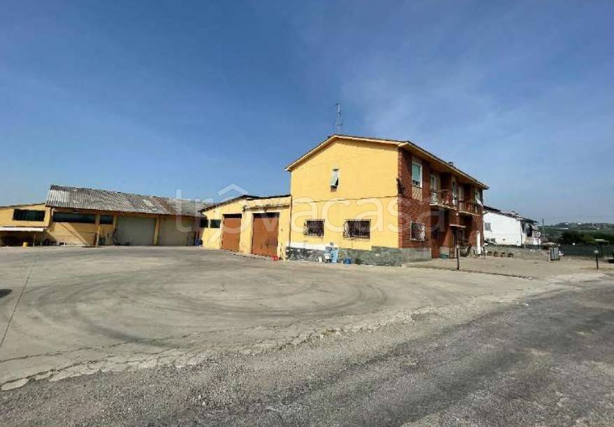 locale commerciale in vendita a Corvino San Quirico