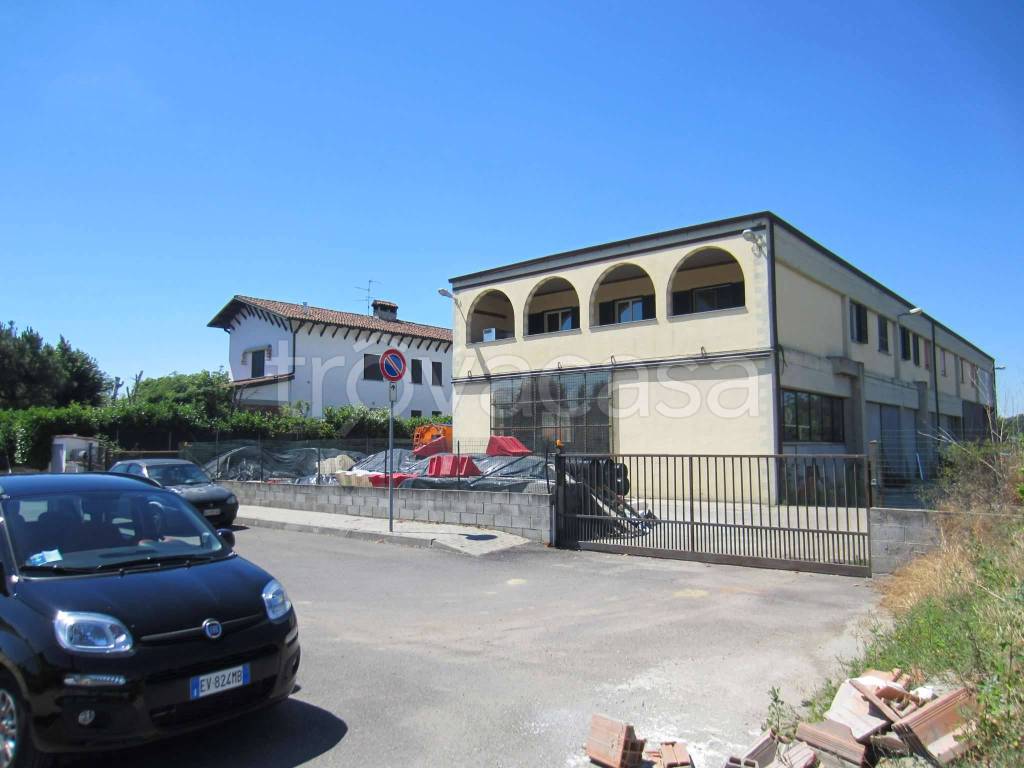 locale commerciale in vendita a Costa de' Nobili