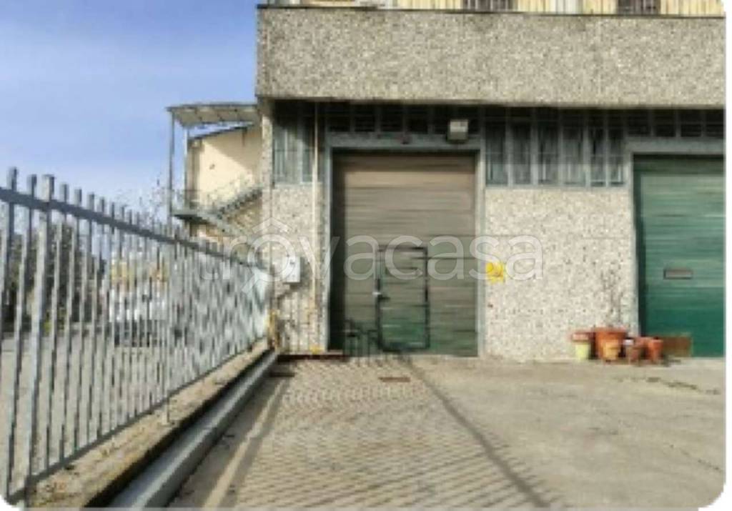 locale commerciale in vendita a Cura Carpignano in zona Prado