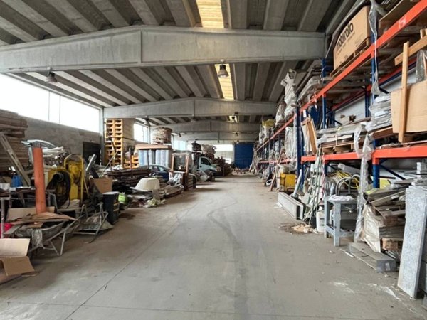 locale commerciale in vendita a Cura Carpignano in zona Prado