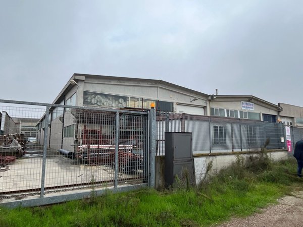 capannone in vendita a Cura Carpignano in zona Prado