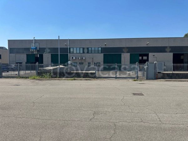 locale commerciale in vendita a Cura Carpignano in zona Prado