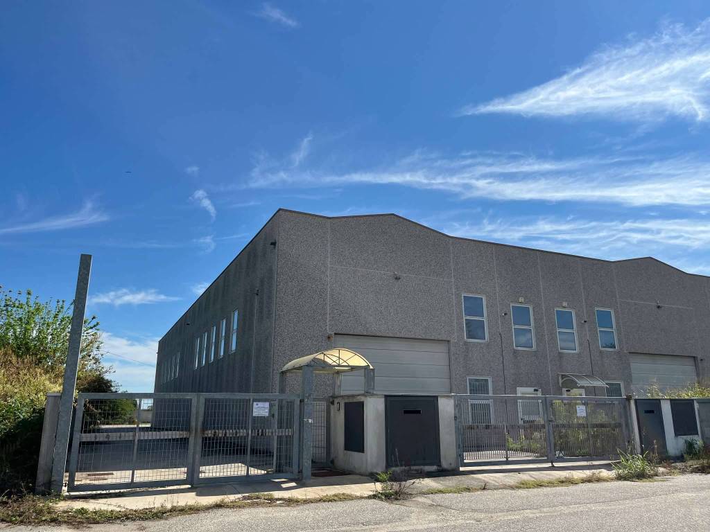 locale commerciale in vendita a Cura Carpignano