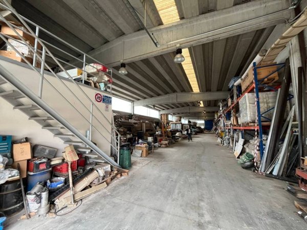 locale commerciale in vendita a Cura Carpignano in zona Prado