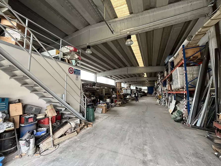 capannone in vendita a Cura Carpignano in zona Prado