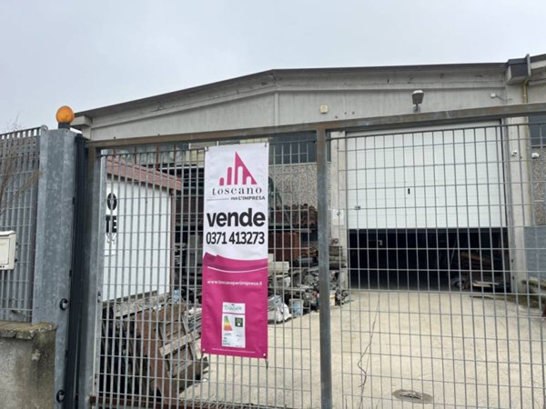 capannone in vendita a Cura Carpignano in zona Prado