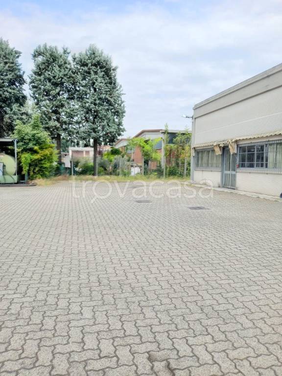 locale commerciale in vendita a Cura Carpignano in zona Prado