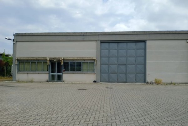 locale di sgombero in vendita a Cura Carpignano in zona Prado