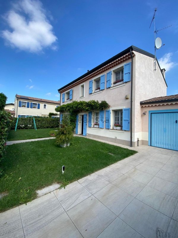 casa indipendente in vendita a Dorno