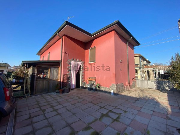 casa indipendente in vendita a Dorno