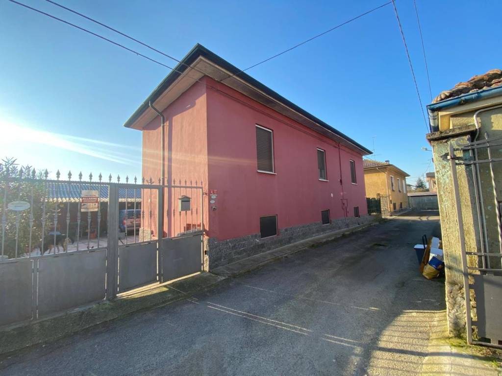 casa indipendente in vendita a Dorno