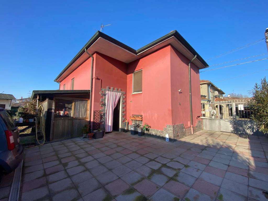 casa indipendente in vendita a Dorno