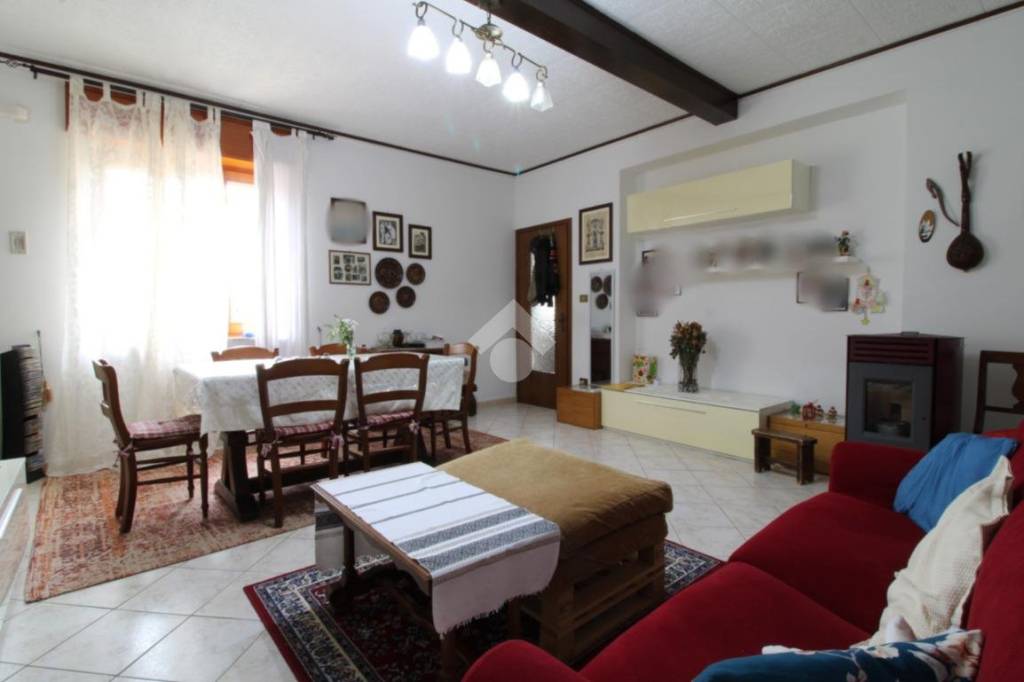 casa indipendente in vendita a Dorno