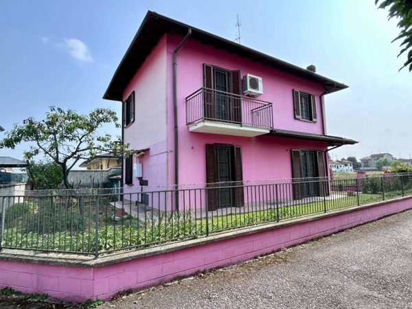 casa indipendente in vendita a Dorno