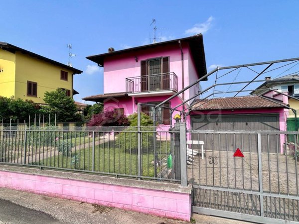 casa indipendente in vendita a Dorno