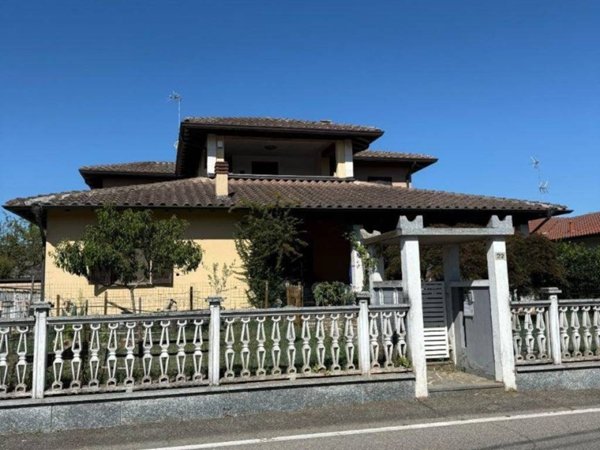 casa indipendente in vendita a Dorno