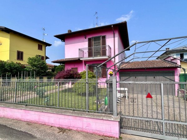 casa indipendente in vendita a Dorno