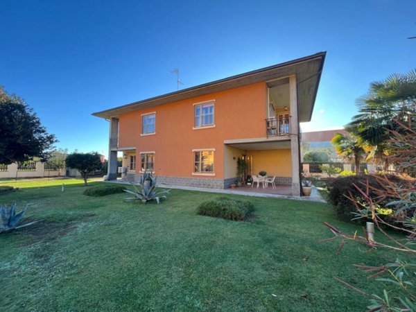 casa indipendente in vendita a Dorno