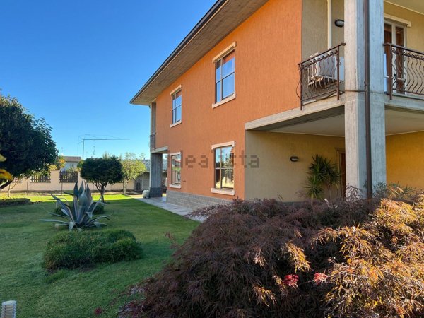 casa indipendente in vendita a Dorno