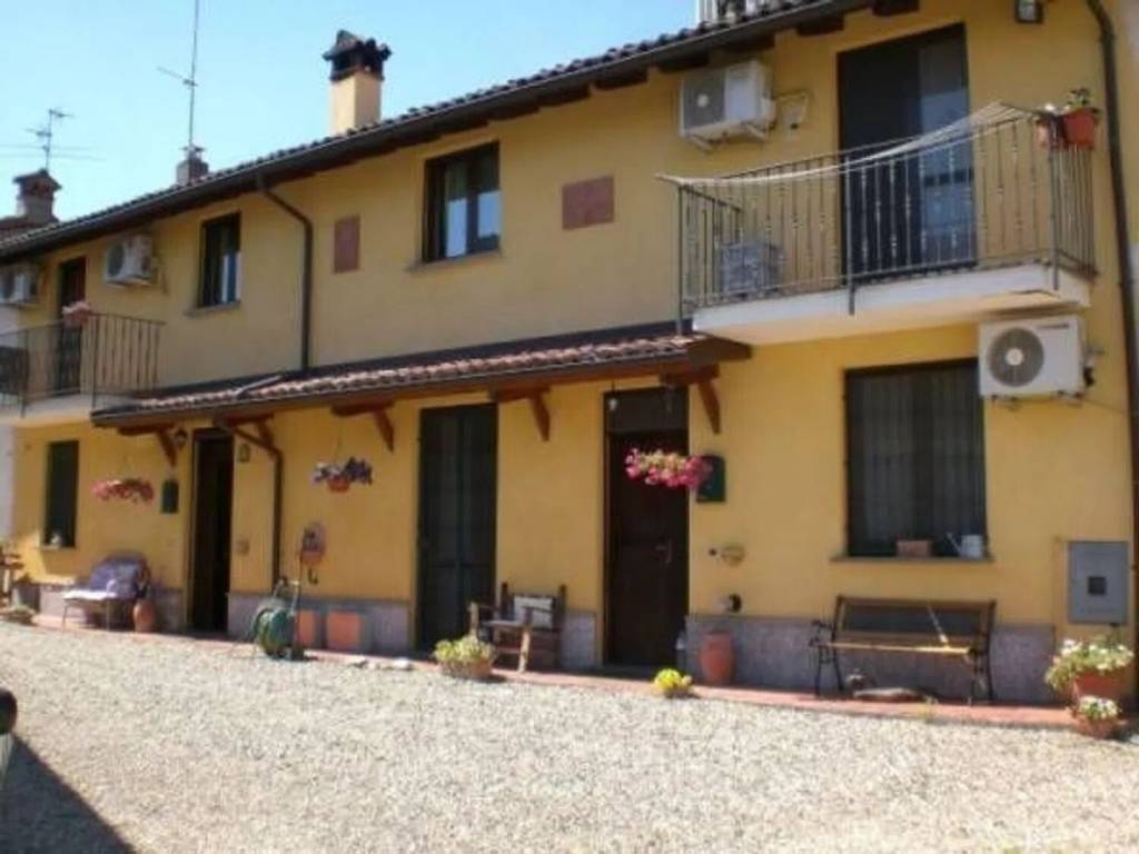 casa indipendente in vendita a Dorno