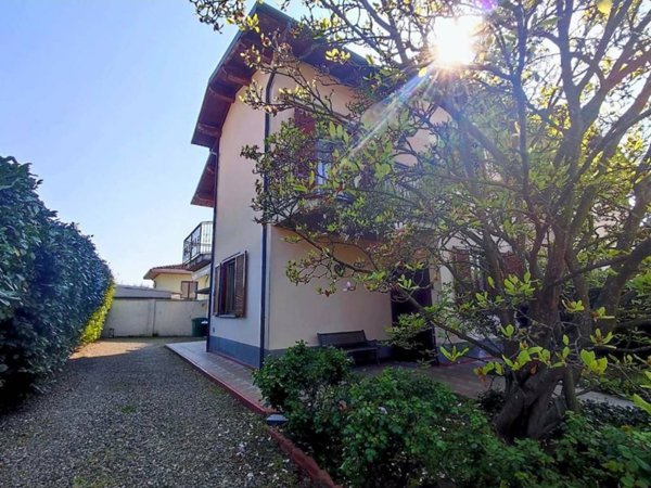 casa indipendente in vendita a Dorno