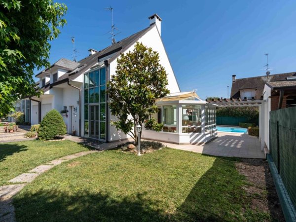 casa indipendente in vendita a Dorno