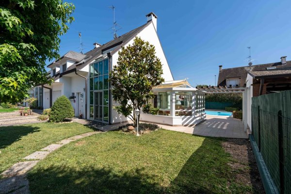 casa indipendente in vendita a Dorno