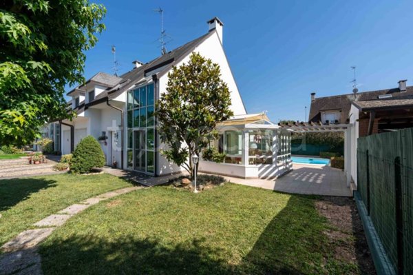casa indipendente in vendita a Dorno
