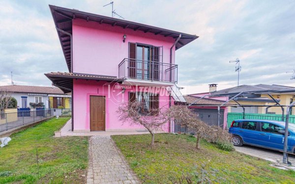 casa indipendente in vendita a Dorno