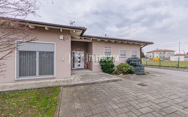 casa indipendente in vendita a Dorno