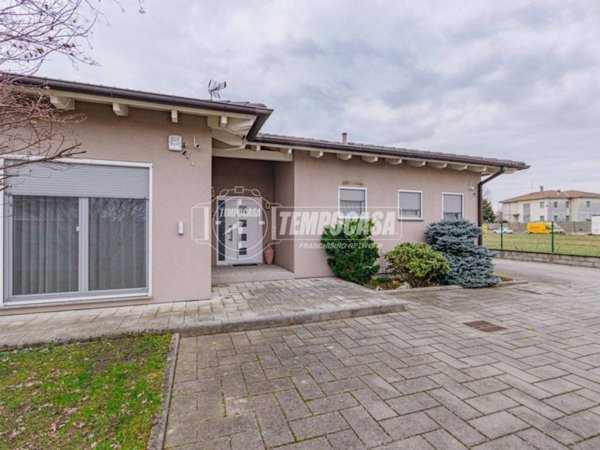 casa indipendente in vendita a Dorno