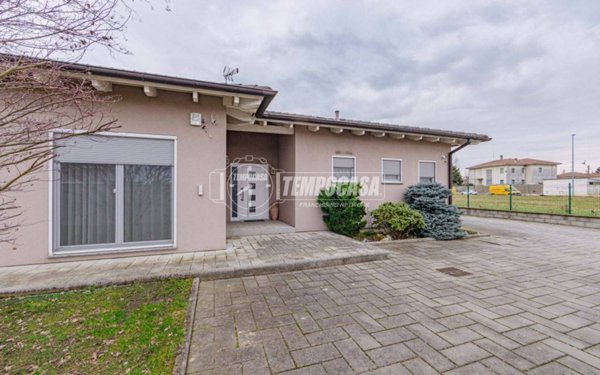 casa indipendente in vendita a Dorno