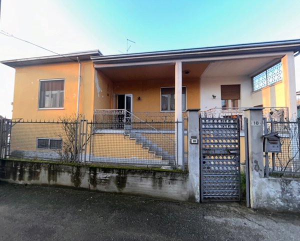 casa indipendente in vendita a Dorno