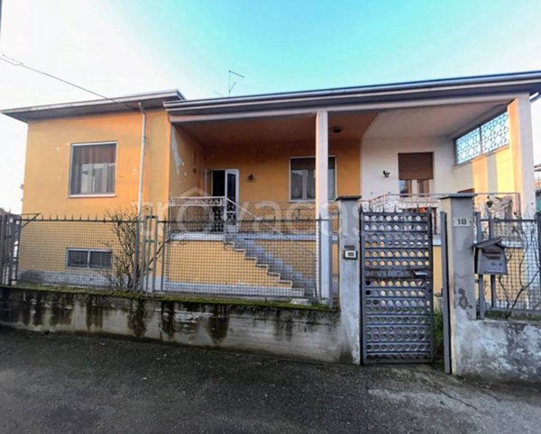 casa indipendente in vendita a Dorno