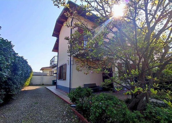 casa indipendente in vendita a Dorno