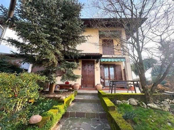 casa indipendente in vendita a Dorno