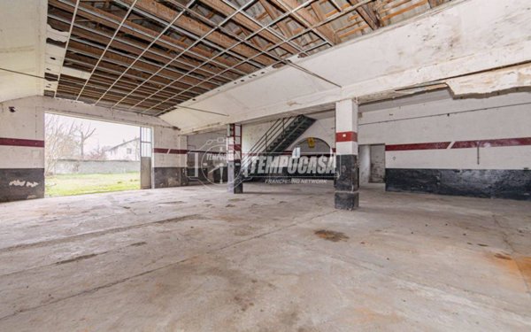 locale commerciale in vendita a Dorno