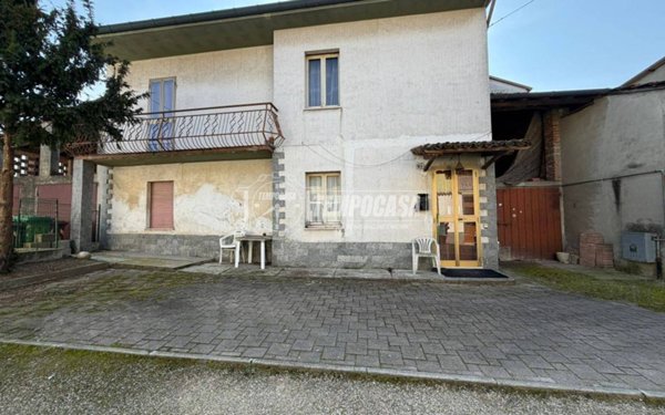 casa indipendente in vendita a Dorno