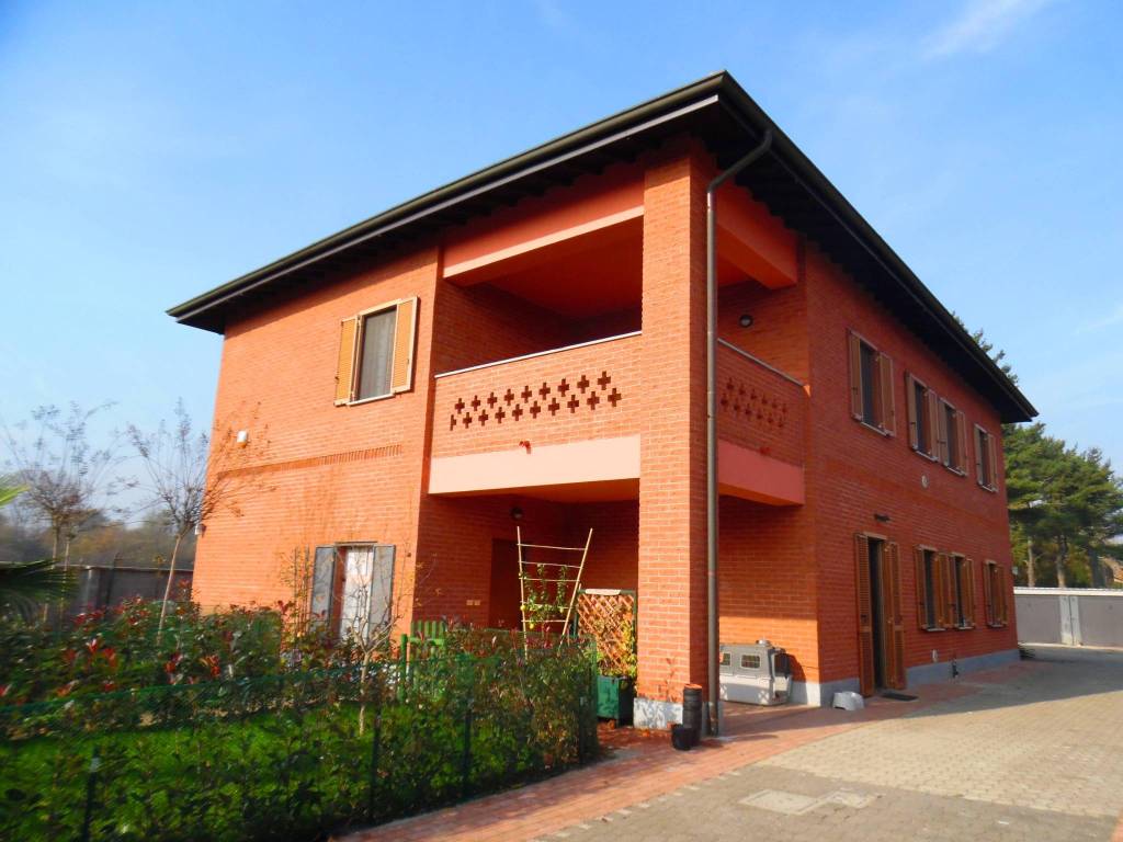 casa indipendente in vendita a Dorno