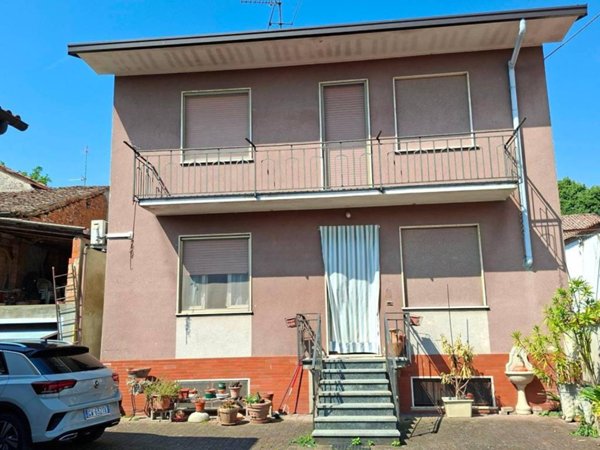 casa indipendente in vendita a Dorno