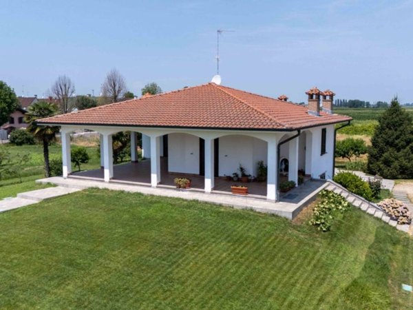 casa indipendente in vendita a Dorno