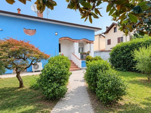casa indipendente in vendita a Dorno