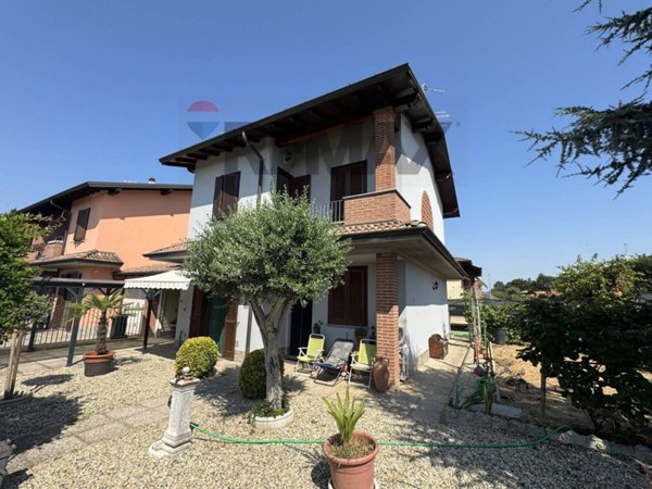 casa indipendente in vendita a Dorno