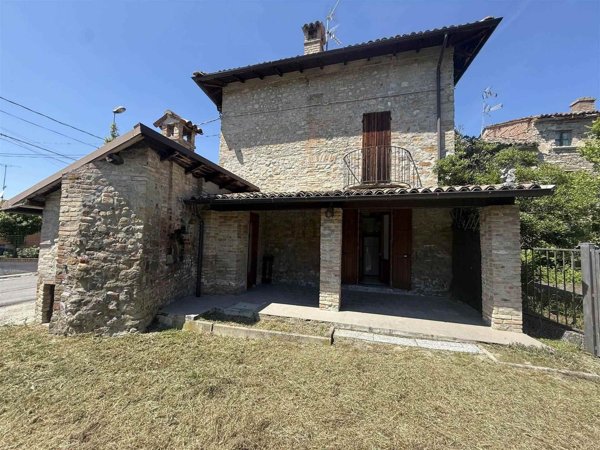 casa semindipendente in vendita a Fortunago in zona Gravanago